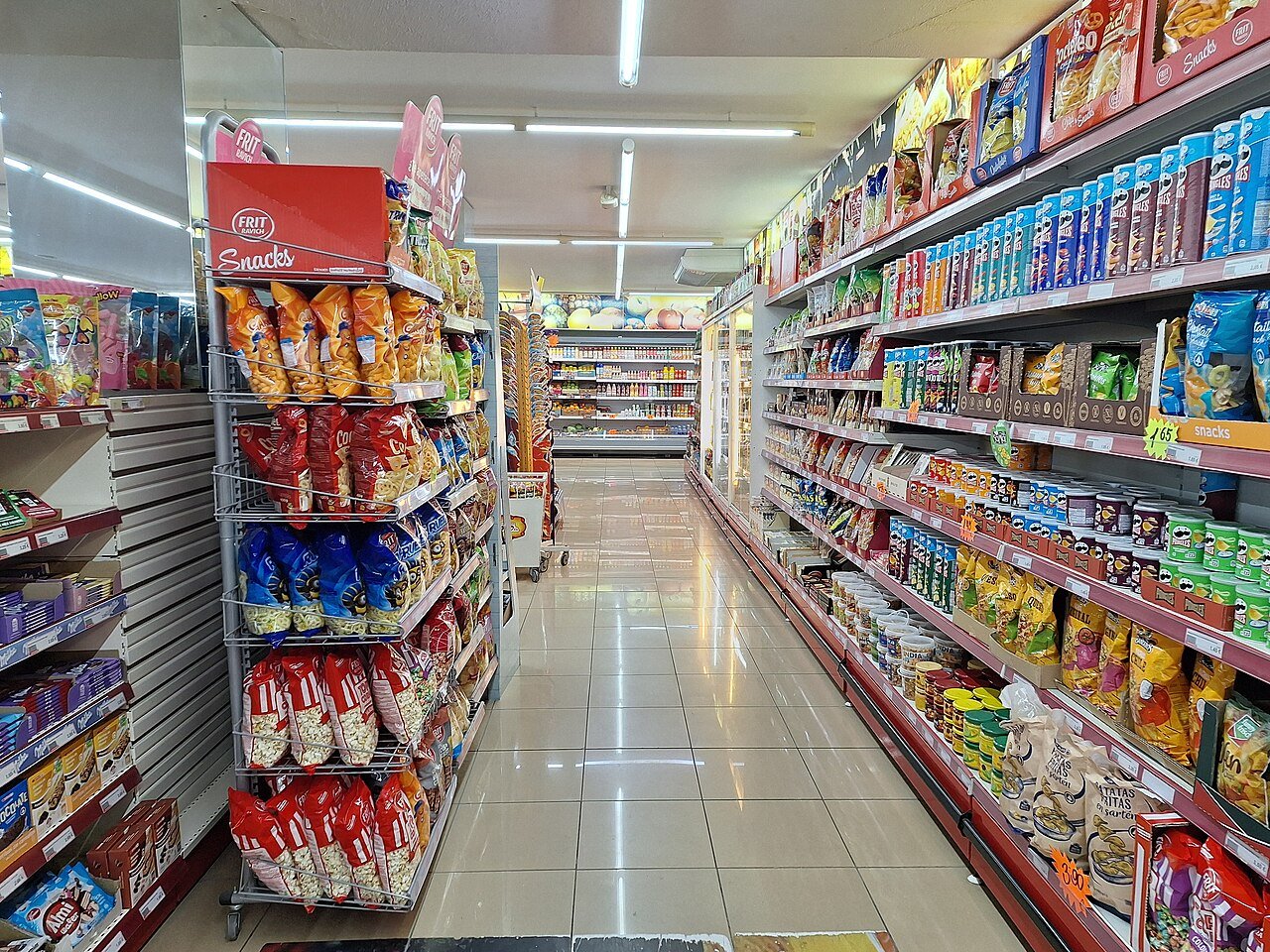 Supermarktgang mit gekühlten Vitrinen, typischer Einsatzort gewerblicher Kälteanlagen